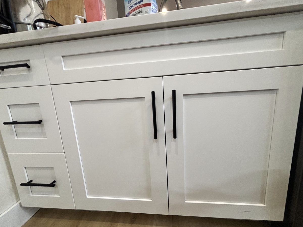 Armoires de cuisine blanches impeccables après un nettoyage en profondeur