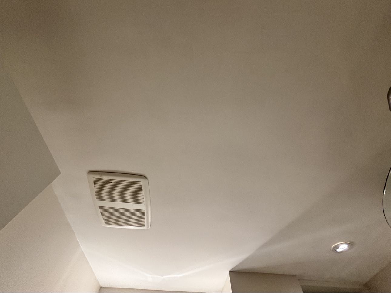 Plafond fraîchement repeint